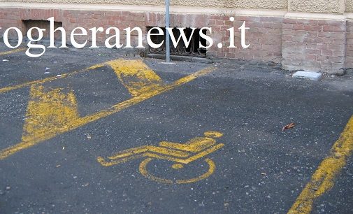 VOGHERA 28/09/2021: Moto sullo spazio disabili. La polizia locale la fa rimuovere