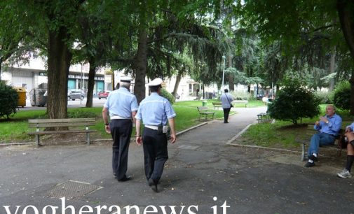 VOGHERA 13/10/2017: Controlli della polizia locale in piazza S.Bovo. Sanzionati 4 extracomunitari. Bevevano alcolici e rompevano bottiglie