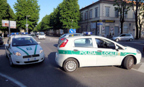 VOGHERA 04/10/2017: Ubriaco infastidisce i clienti di un bar di piazza Duomo. Fermato dai Vigili