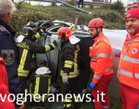 VOGHERA 22/11/2017: Auto vola giù dalla scarpata sfondando un muretto e portandosi dietro un’auto posteggiata. Ferito un cittadino cinese