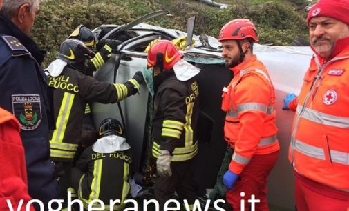 VOGHERA 22/11/2017: Auto vola giù dalla scarpata sfondando un muretto e portandosi dietro un’auto posteggiata. Ferito un cittadino cinese