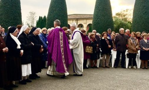VOGHERA 03/11/2017: Per Ognissanti. Il vescovo mons Vittorio Viola officia la Messa al Cimitero Maggiore
