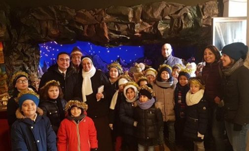 VOGHERA 15/12/2017: Scuole. Corteo e visita a sorpresa in Comune per i bimbi dell’Istituto “Sacra Famiglia