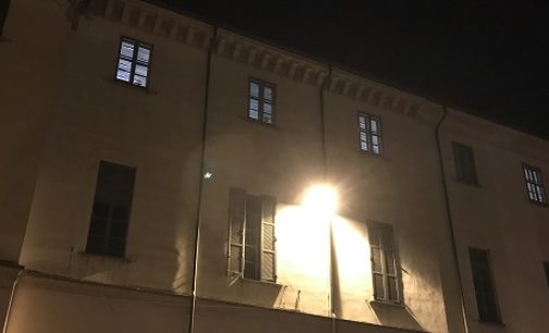 VOGHERA 14/12/2017: Ancora luci accese all’ex Tribunale. Cester torna a protestare: “Mentre si spengono i rumori e si spegne l’insegna dell’ultimo caffè, ecco che…”