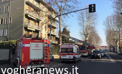 VOGHERA 22/01/2018: Chiusa in casa non rispondeva da alcuni giorni. Vigili del fuoco Croce rossa e Polizia locale salvano una donna