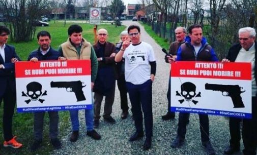 CASTEGGIO 29/03/2018: Legittima difesa. Interviene anche il leghista Ciocca, che mostra cartelli con scritto: “Attento: se rubi puoi morire”