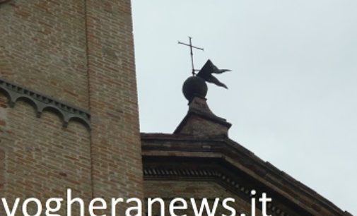 VOGHERA 20/03/2018: La bandierina in ferro sul tetto del Duomo è pericolante. Recuperata!