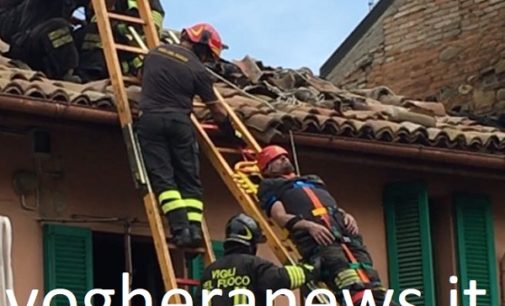 VOGHERA 27/04/2018: AGGIORNAMENTO. Due i pompieri intossicati durante l’incendio di vicolo Ricci. Sicuramente inagibile una parte dell’abitazione andata a fuoco