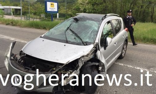 GODIASCO 07/05/2018: Auto esce di strada, si ribalta e distrugge un cartello. Ferito farmacista di Voghera