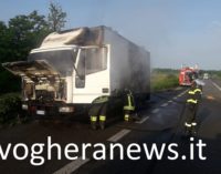 VOGHERA 05/06/2018: Fuoco sulla tangenziale. Completamente distrutto un camion cucina. I pompieri evitano il peggio estraendo due bombole prima che scoppiassero