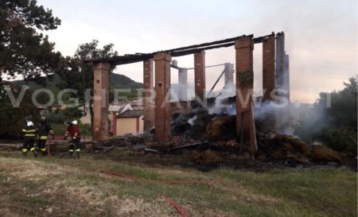 PONTE NIZZA 29/06/2018: Fenile a fuoco. Distrutte 150 rotoballe