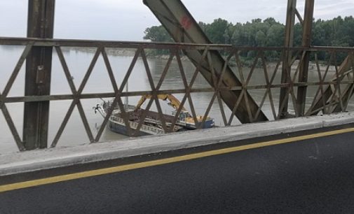 PAVIA 11/06/2018: Ponte della Becca. Via alla pulizia del pilone assediato dal legname