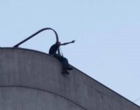 VOGHERA 02/07/2018: Uomo sale in cima all’Autoporto e minaccia di buttarsi. Salvato dopo una lunga “trattativa”
