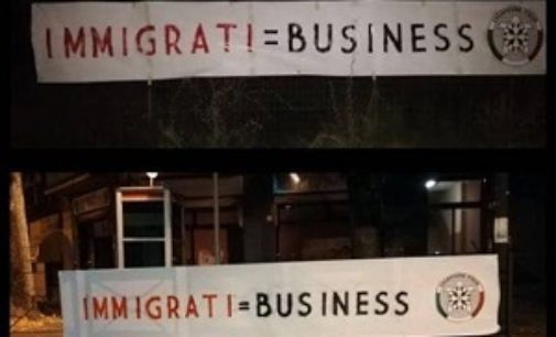 VOGHERA 06/08/2018: “Immigrati = business, l’accoglienza discrimina gli italiani”, Casapound affigge 4 struscioni in città