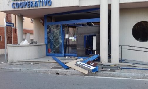 LUNGAVILLA 24/10/2018: Assalto al bancomat con l’esplosivo. Distrutto l’ingresso della Banca di Credito Cooperativo