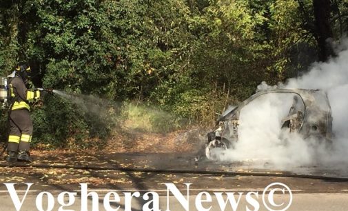 VOGHERA 22/11/2018: Paura in via Lomellina. Auto in fiamme al distributore. Benzinai coraggiosi intervengono, evitano il peggio ma restano intossicati