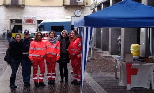 VOGHERA 29/11/2018: Violenza sulle donne. Gazebo della Polizia in via Emilia insieme a Cri e Associazioni