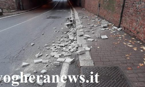 VOGHERA 03/11/2018: Camion perde il carico. Mattoni in strada al sottopasso Carducci