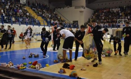 VOGHERA 19/12/2018: Basket. Domenica un Teddy Bear Toss con gli studenti delle superiori di Tortona e Voghera a favore della pediatria dell’ospedale iriense