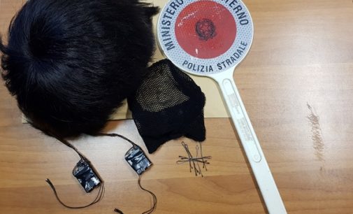 PAVIA 21/12/2018: Con la parrucca e (sotto) gli auricolari per sostenere l’esame della patente. Denunciato cittadino straniero