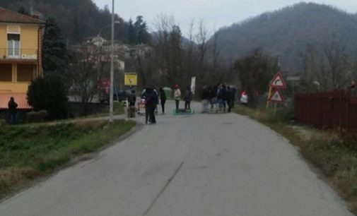 ZAVATTARELLO 03/12/2018: Migranti in strada per protesta. Sul posto intervengono i carabinieri