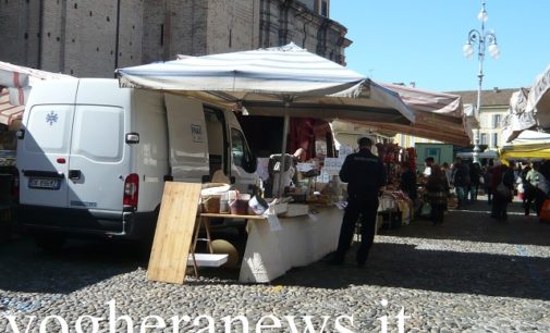 VOGHERA 11/01/2022: Pensionato in arresto cardiaco al mercato. Agente della Polizia Locale gli pratica il massaggio cardiaco e lo rianima