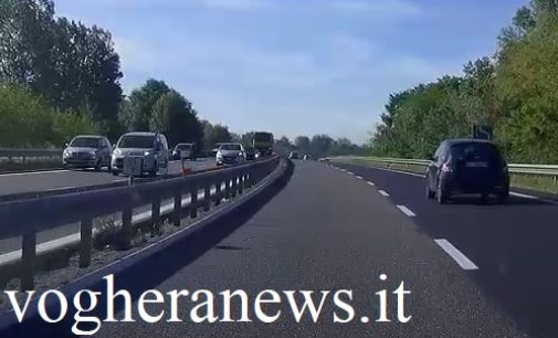 PAVIA 22/05/2019: Incidente sulla tangenziale Ovest. 4 auto ferme nei pressi del cavalcavia della ferrovia provocano una pericolosa coda