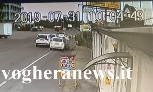 VOGHERA 31/07/2019: Auto non si ferma dopo aver abbattuto due cassonetti e rischiato l’incidente con altre vetture. I residenti. Potevamo esserci noi lì vicino… e chiedono al Comune più sicurezza in via Piacenza