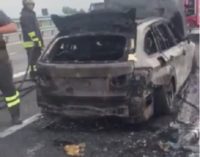 VOGHERA 12/09/2019: Auto in fiamme sulla A21. Gli occupanti: “Grazie ai Pompieri. Ma nessun automobilista si è fermato ad aiutarci”