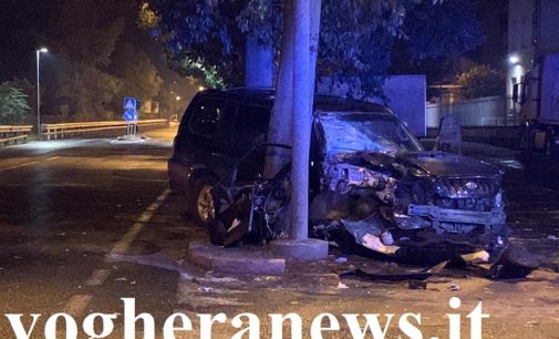 VOGHERA 22/09/2019: Auto esce di strada nella notte. Colpito un albero e un cassonetto… che ‘vola’ per 30 metri