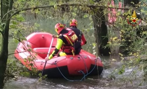 LINAROLO 25/10/2019: Intrappolato nella casa galleggiante. Portato in salvo con il gommone dai vigili del fuoco