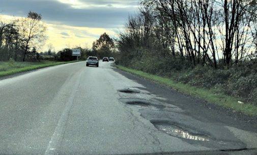 PAVIA OLTREPO 26/11/2019: Strade drammatiche. Chiusi a moto e bici alcuni tratti. Il Codacons: le assicurazioni pagano sempre meno. La Provincia intanto si impegna a riempire le buche più grosse