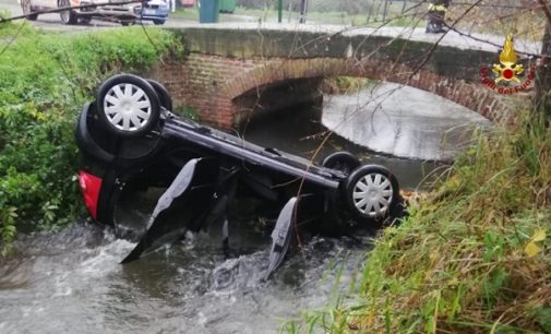 GAMBOLO’ PAVIA 27/11/2019: Incidente da incubo. Nonna e nipote finiscono ribaltate nel canale pieno d’acqua. La donna è grave