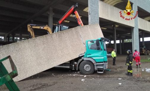 ARENA PO 05/11/2019: Trave si stacca e finisce sulla cabina del tir. Salvo per miracolo l’autista