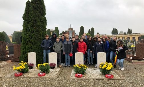 VOGHERA 14/11/2019: Scuola. Corone di fiori ai soldati inglesi sepolti nel Cimitero cittadino. Il progetto storico letterario della 3^F dell’IC Marsala Pascoli
