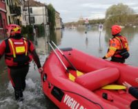 PAVIA 25/11/2019: Ticino straripato. Vigili del fuoco in soccorso degli abitanti di Borgo Ticino