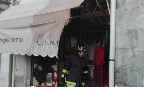 VOGHERA 26/12/2019: A fuoco la tenda di un negozio di piazza Duomo. Si ipotizza l’uso improprio di un fuoco d’artificio. Per il 31 il Regolamento di P.U. vieta i botti in strada