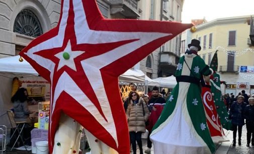 VOGHERA 23/12/2019: Eventi natalizi. Sabato la Parata sui trampoli dei personaggi di Natale