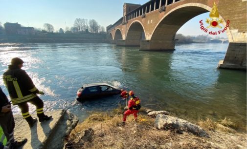 PAVIA 12/01/2020: Auto finisce nel Ticino e “naviga” sin dopo il ponte coperto. Recuperata dei vigili del fuoco