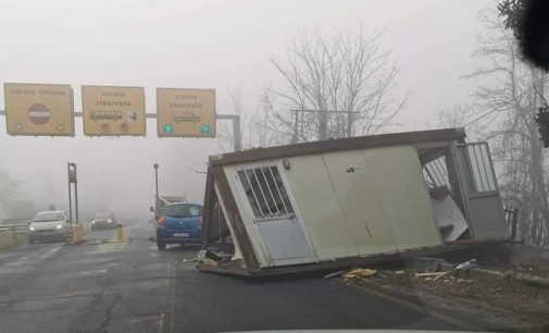 MEZZANINO 13/01/2020: Ponte della Becca. Furgone si schianta sul container e lo scaraventa in mezzo alla strada