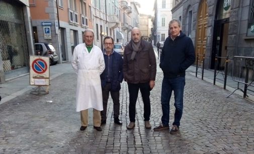 VOGHERA 20/01/2020: Commercianti di via Depretis in strada. Protestano per i sampietrini che sono tornati a sollevarsi