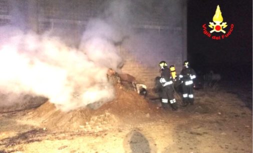 TORRE DE NEGRI 29/02/2020: Auto in fiamme. Per spegnerla la seppellisce sotto la terra