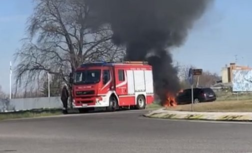 VOGHERA 04/03/2020: Auto distrutta dalle fiamme alla rotonda per Campoferro lungo  via Piacenza