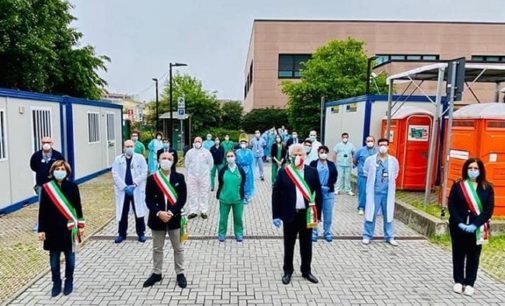 SIZIANO 01/05/2020: Primo Maggio. Il sindaco e altri 3 primi cittadini della zona in Humanitas per omaggiare i lavoratori simbolo dell’emergenza