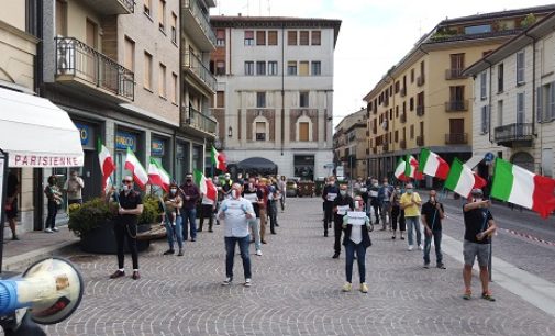 VOGHERA 25/05/2020: 50 Mascherine tricolori in Piazza Duomo a Voghera