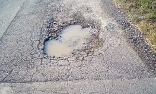 VOGHERA 31/05/2020: Due perdite d’acqua nella rete idrica sotterranea in strada Folciona. Le segnala un lettore