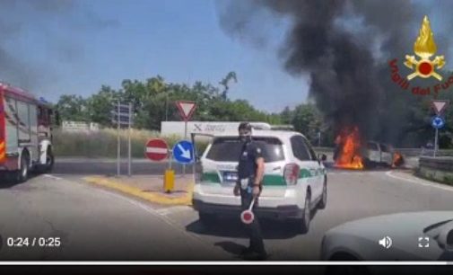 SIZIANO 24/06/2020: Auto in fiamme alla rotonda. Arrivano i pompieri di Pavia VIDEO ma il mezzo è perso