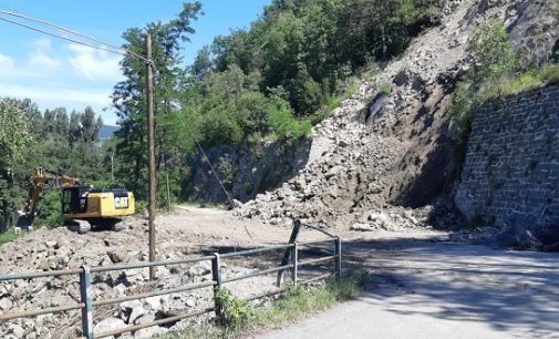 VARZI 11/07/2020: Via i massi dalla strada. Così a piccoli passi la Sp18 torna libera