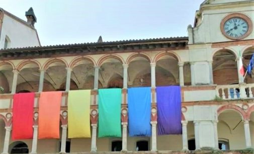 PAVIA 02/07/2020: Manifestazione LGBT al Broletto. Il Popolo della Famiglia contro il patrocinio da parte del Comune