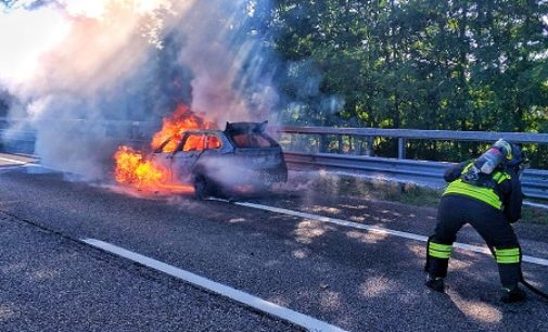 PAVIA 23/08/2020: Auto in fiamme sulla A7. Intervengono i vigili del fuoco